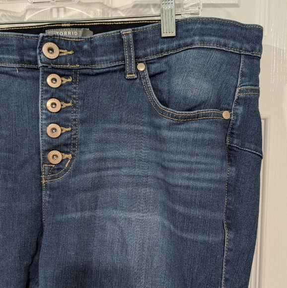 Torrid Dark Wash Bombshell Skinny Premium Stretch High-Rise Jean in Size 20R - Picture 4 of 15